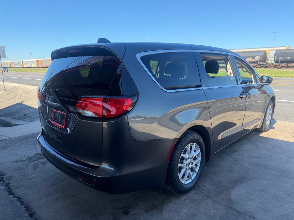 Used 2018 Chrysler Pacifica Touring FWD image 27