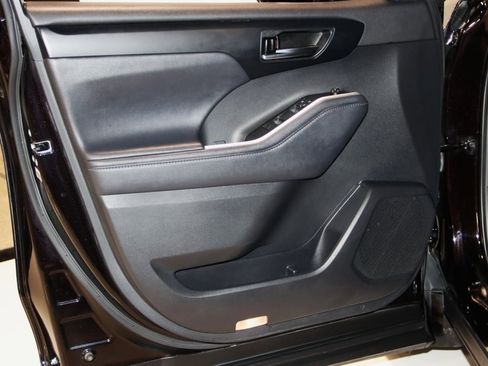 Used 2021 Toyota Highlander XLE image 29