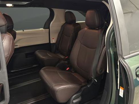 Used 2021 Toyota Sienna Platinum image 14