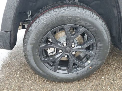 New 2026 Jeep Grand Cherokee Laredo image 5