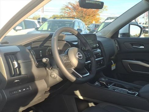 New 2025 Nissan Pathfinder Platinum w/ Cargo Package image 8