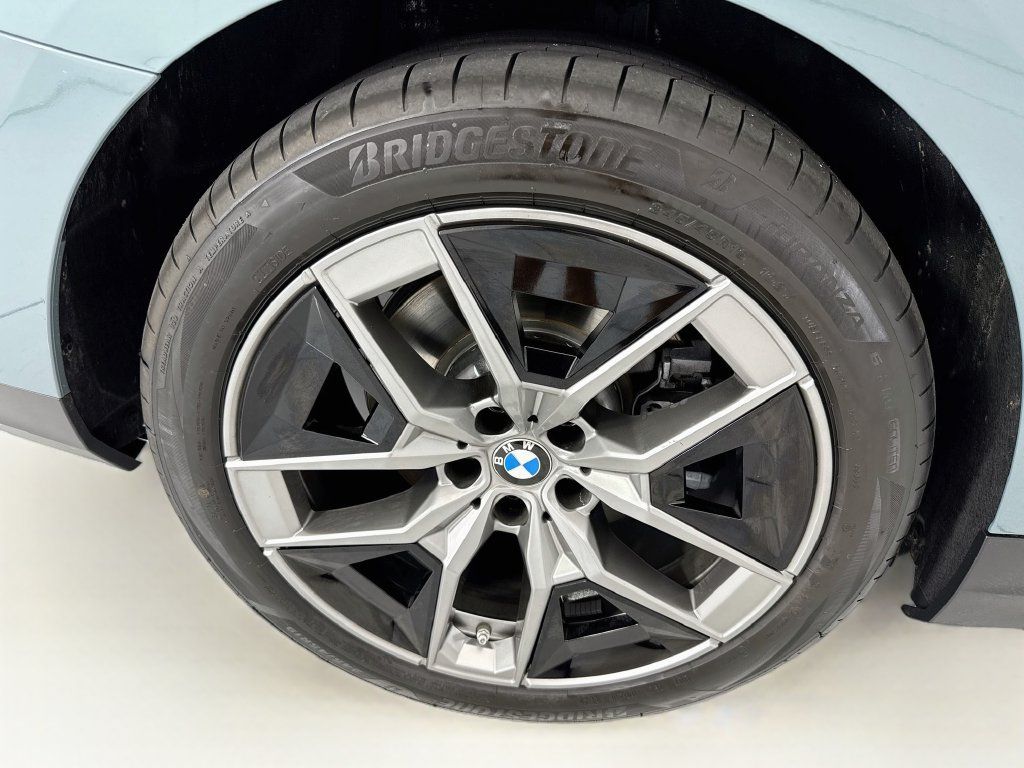 Used 2026 BMW i5 eDrive40 w/ Premium Package AWD/4WD image 32