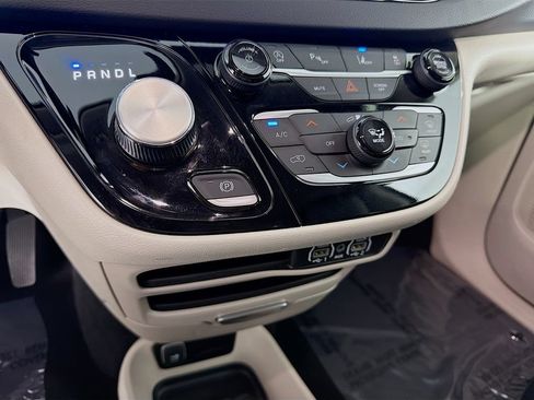 Used 2023 Chrysler Pacifica Touring-L FWD image 20
