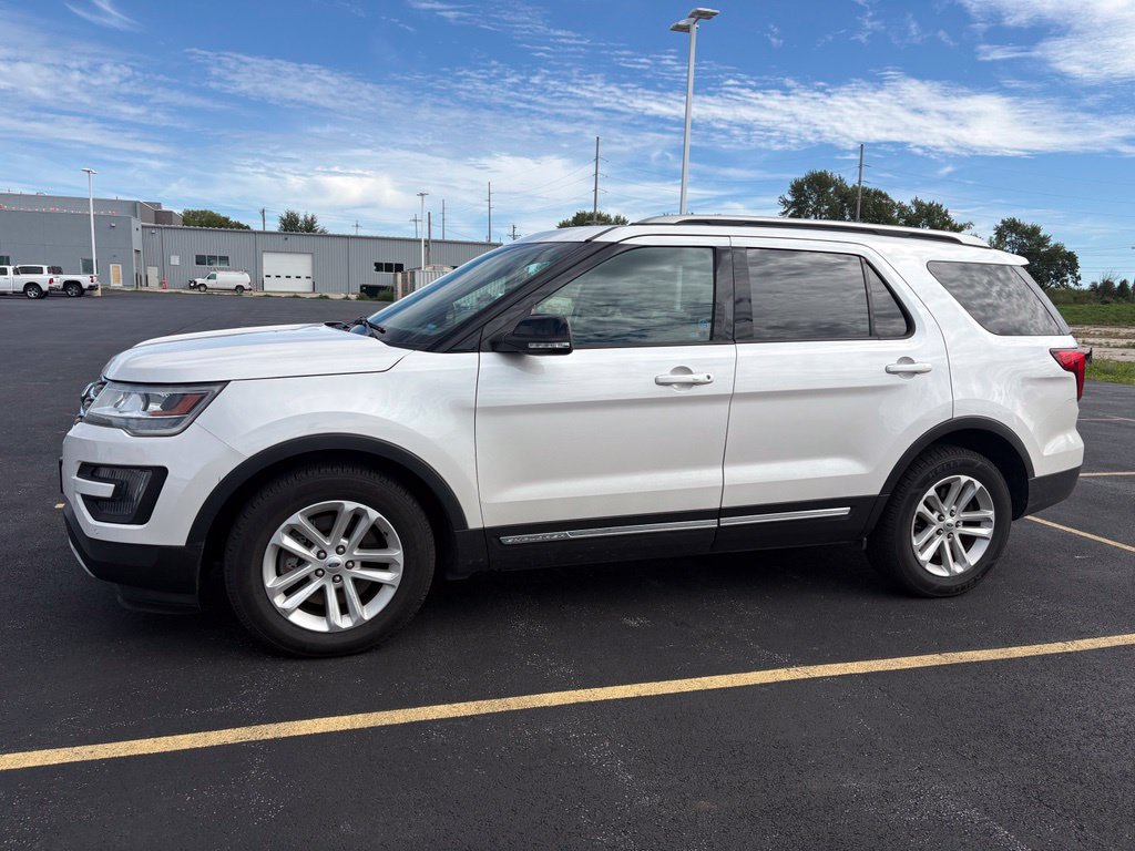 Used 2016 Ford Explorer XLT w/ Equipment Group 202A FWD image 1