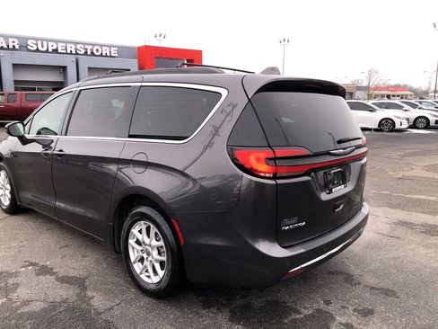 Used 2022 Chrysler Pacifica Touring-L image 4