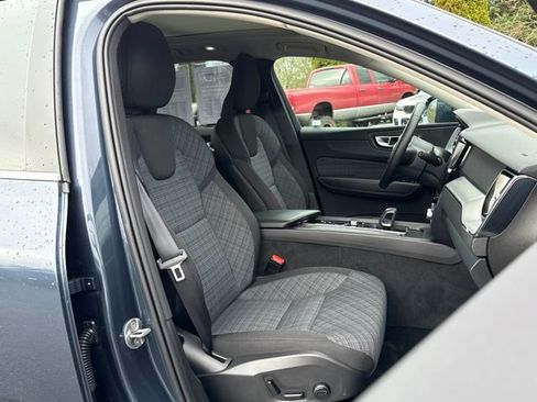 Used 2022 Volvo XC60 B5 Momentum image 29