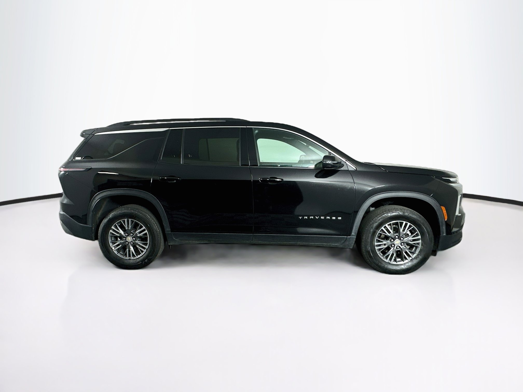 Used 2025 Chevrolet Traverse LT FWD image 10