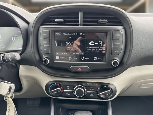 Used 2025 Kia Soul LX w/ LX Technology Package FWD image 17