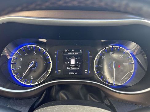 Used 2019 Chrysler Pacifica Touring-L FWD image 22