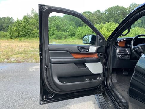 Used 2018 Lincoln Navigator L Reserve w/ Technology Package image 17