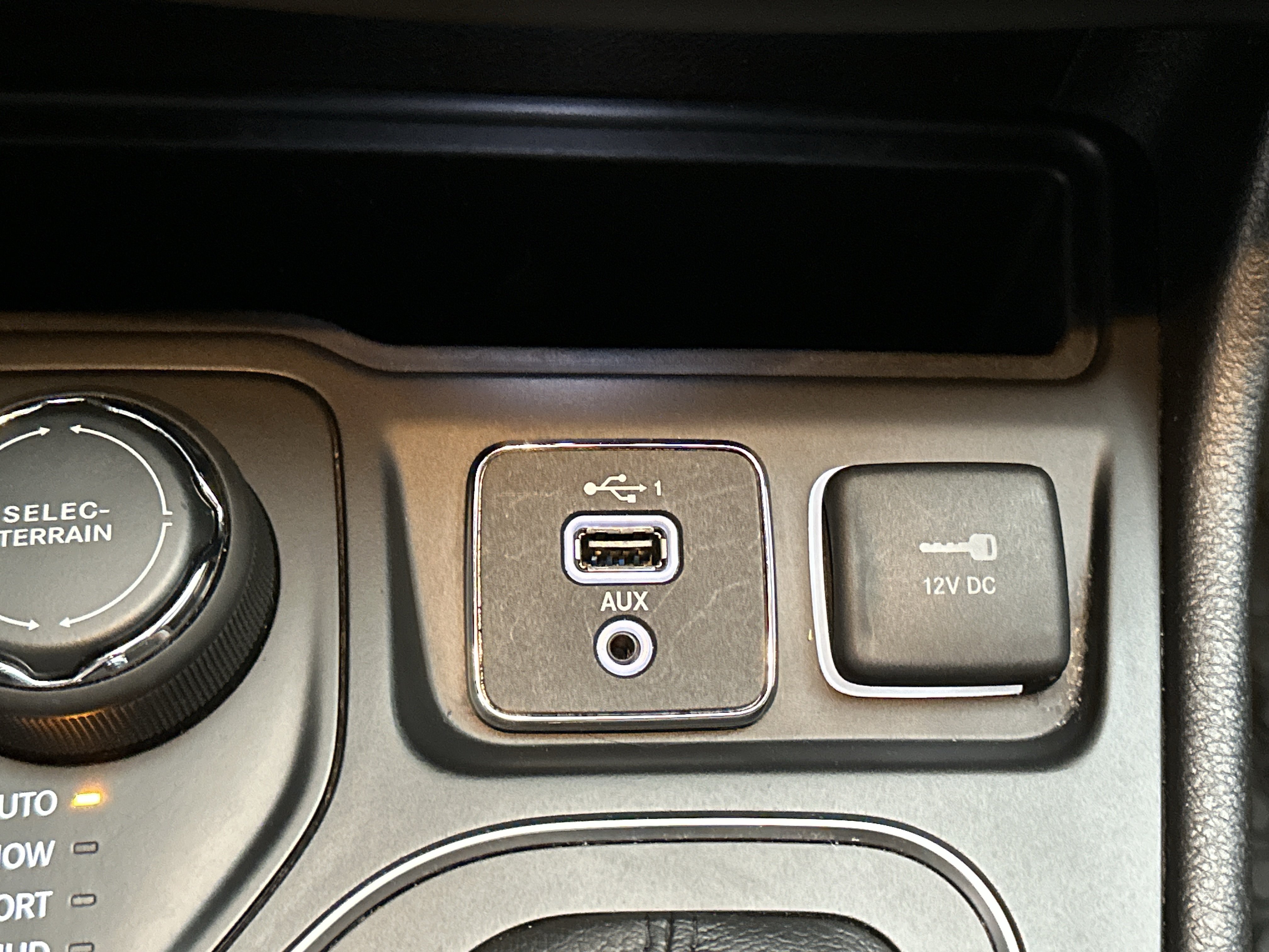 Used 2019 Jeep Cherokee Latitude Plus w/ Cold Weather Group AWD/4WD image 37