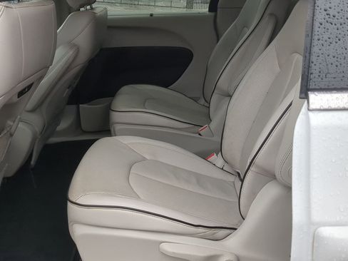 Used 2021 Chrysler Pacifica Touring-L image 26