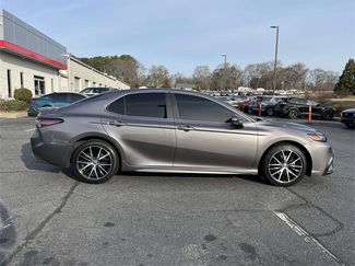 Used 2021 Toyota Camry SE video 2