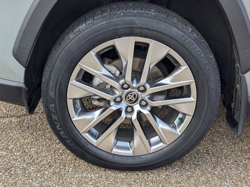 Used 2021 Toyota RAV4 XLE Premium image 9