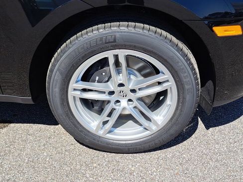 Used 2025 Porsche Macan image 11