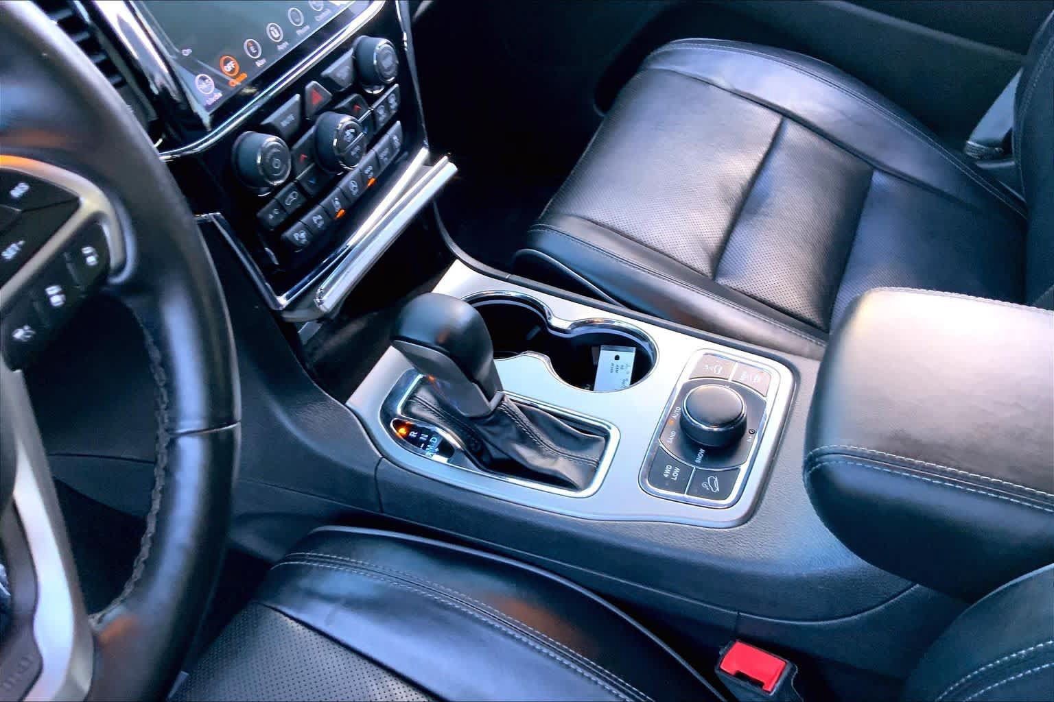 Used 2020 Jeep Grand Cherokee Overland AWD/4WD image 17