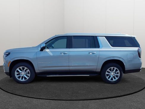 New 2025 Chevrolet Suburban Premier image 2