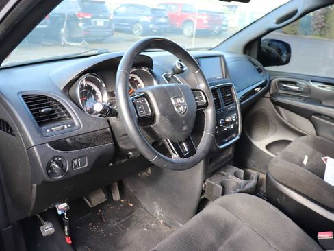 Used 2017 Dodge Grand Caravan SE FWD image 10