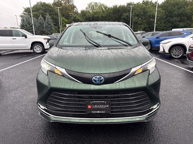 Used 2024 Toyota Sienna XLE AWD/4WD image 4