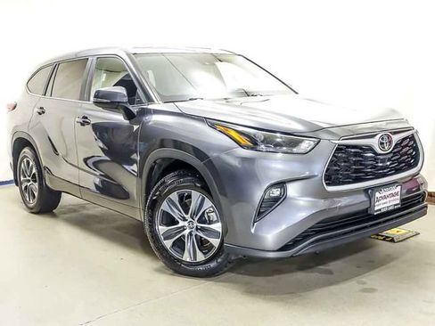 Used 2023 Toyota Highlander XLE AWD/4WD image 2