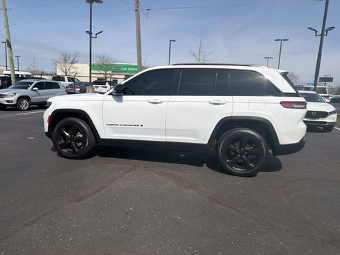 Used 2023 Jeep Grand Cherokee Limited w/ Black Appearance Package image 9