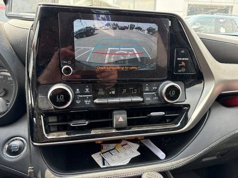 Used 2023 Toyota Highlander LE AWD/4WD image 6