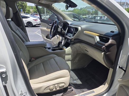 Used 2019 GMC Acadia Denali w/ Technology Package FWD image 19