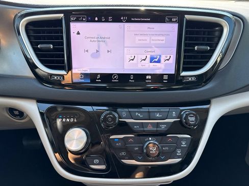 Used 2024 Chrysler Pacifica Touring-L FWD image 5
