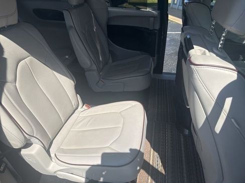 Used 2017 Chrysler Pacifica Limited w/ UConnect Theater Package FWD image 31