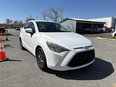 Used 2019 Toyota Yaris LE image 8