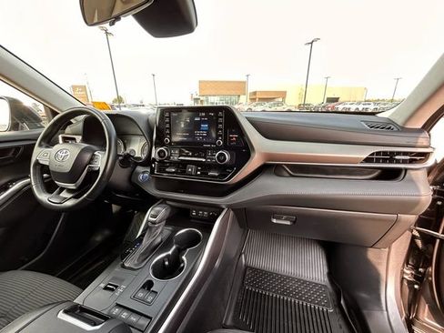 Used 2022 Toyota Highlander LE image 23