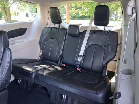 Used 2024 Chrysler Pacifica Touring-L FWD image 20