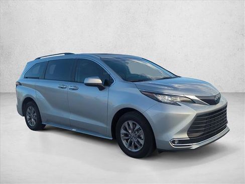 Certified 2022 Toyota Sienna XLE w/ XLE Plus Package FWD image 3
