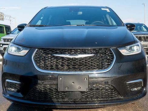 New 2026 Chrysler Pacifica Select image 3