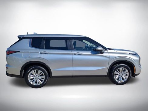 New 2026 Mitsubishi Outlander ES image 2