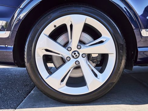 Used 2025 Bentley Bentayga Extended Wheelbase AWD/4WD image 19