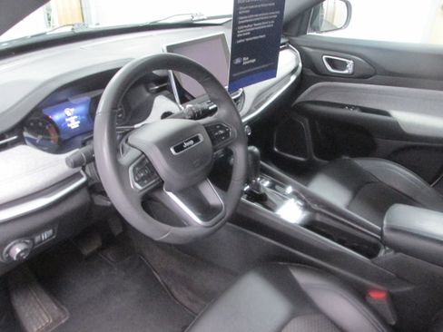 Used 2024 Jeep Compass Latitude image 23