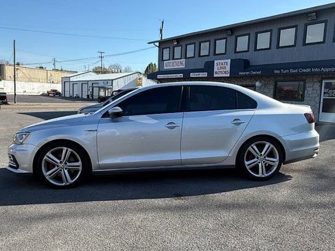 Used 2016 Volkswagen Jetta GLI SE image 2