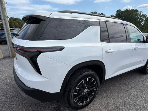 New 2026 Chevrolet Traverse LT w/ Sun and Wheel Package FWD image 9