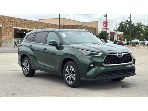 Used 2024 Toyota Highlander XLE FWD image 3
