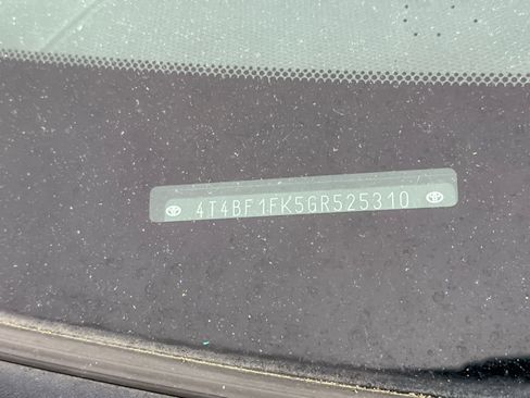 Used 2016 Toyota Camry LE image 2