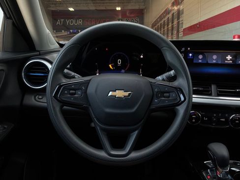 Used 2025 Chevrolet Trax LT FWD image 31
