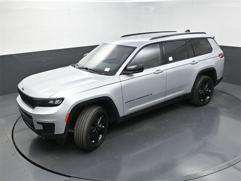 Used 2023 Jeep Grand Cherokee L Laredo image 36