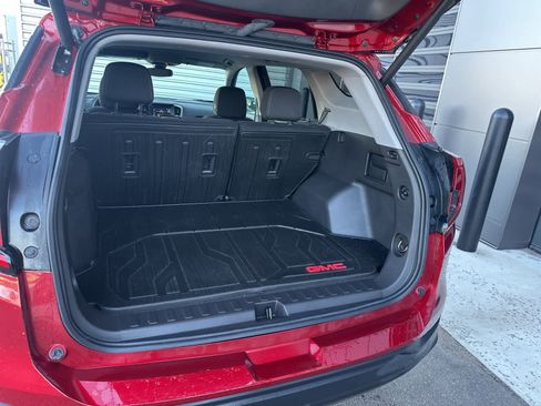 Used 2024 GMC Terrain SLE w/ Driver Convenience Package image 5