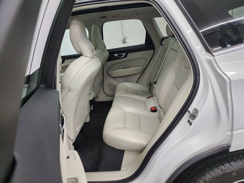 Used 2020 Volvo XC60 T6 Momentum AWD/4WD image 27