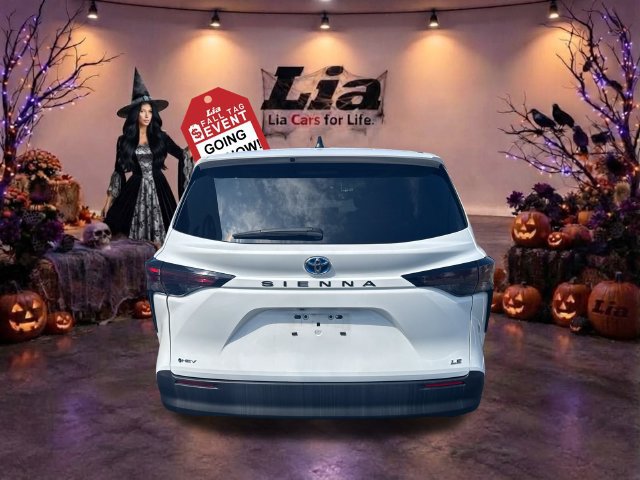 Used 2025 Toyota Sienna LE FWD image 4