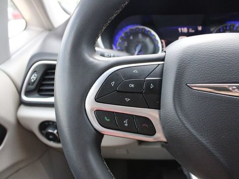 Used 2022 Chrysler Pacifica Touring-L w/ Uconnect Theater Family Group FWD image 12