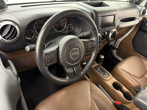 Used 2014 Jeep Wrangler Unlimited Sahara w/ Connectivity Group AWD/4WD image 4