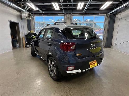 Used 2021 Hyundai Venue FWD image 3