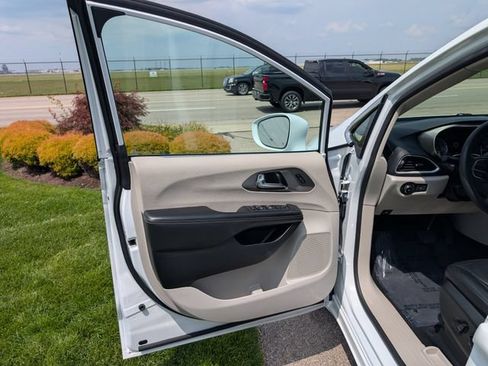 Used 2022 Chrysler Pacifica Touring-L FWD image 11